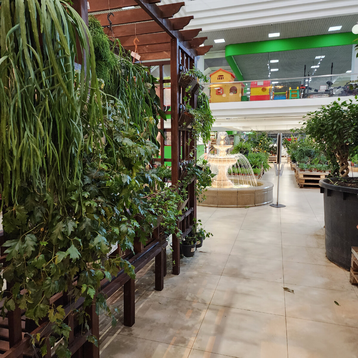 Единственные оставшиеся элементы ландшатфного дизайна - беседка с вьющимися растениями и фонтан