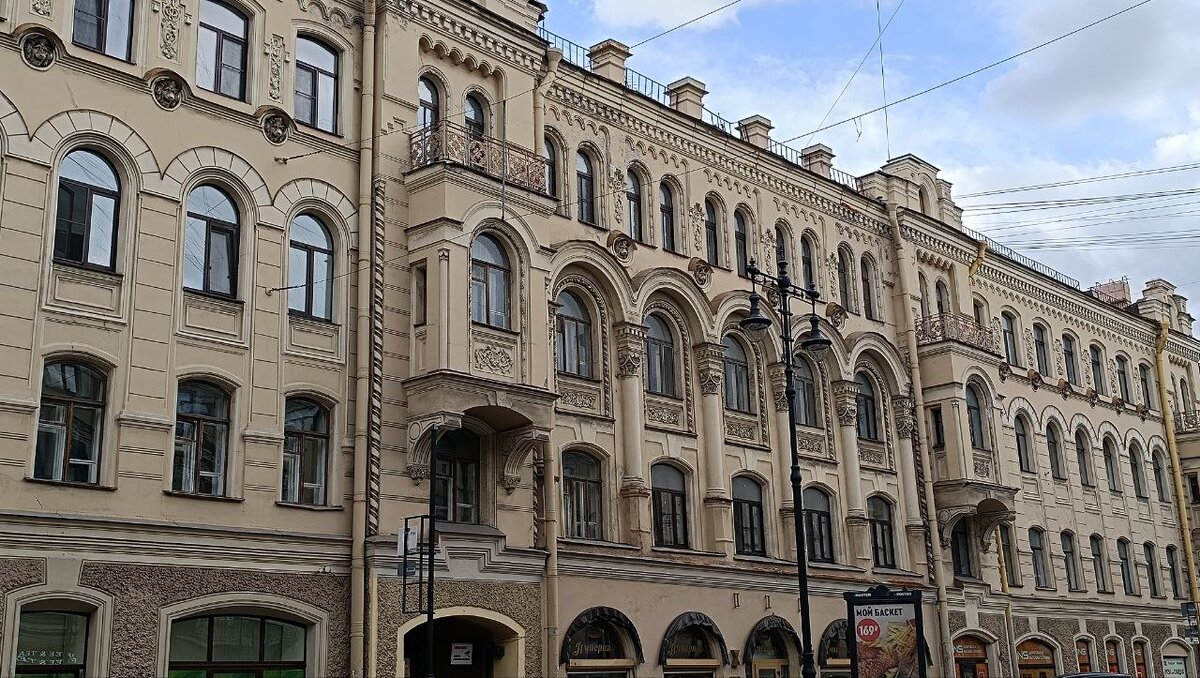 Каждый дом хочется рассматривать... Здание по ул. Маяковского. Фото автора канала Питер на все случаи жизни 