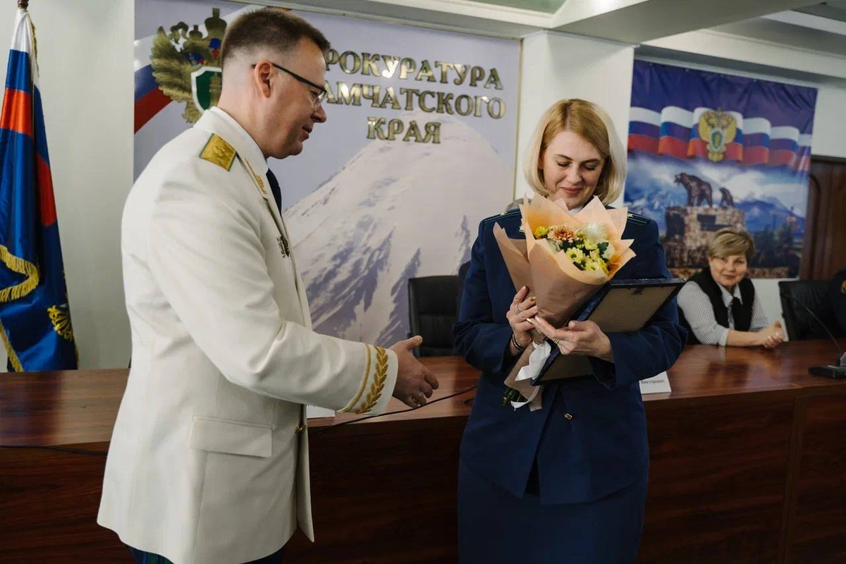 Коллективу прокуратуры края пожелал высоких результатов в служебной деятельности, поблагодарил за добросовестную службу и личный вклад каждого в дело укрепления законности и правопорядка, вручил награды отличившимся прокурорским работникам и ветеранам.