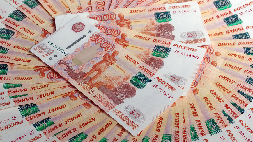 Крупные купюры рубли. Российские деньги. Пятитысячная купюра. Тысячные купюры на столе. Деньги рубли.