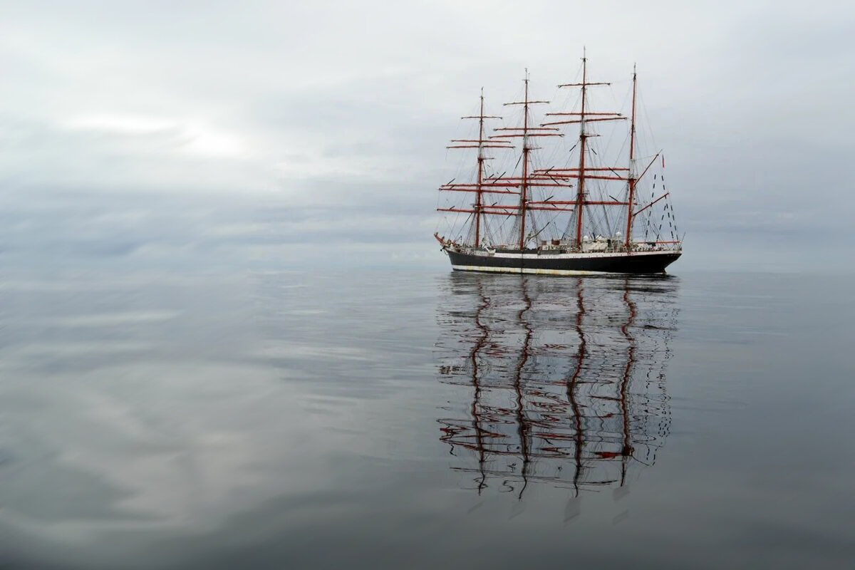 Мёртвый штиль. Туман... Изображение с отражением из интернетной сети