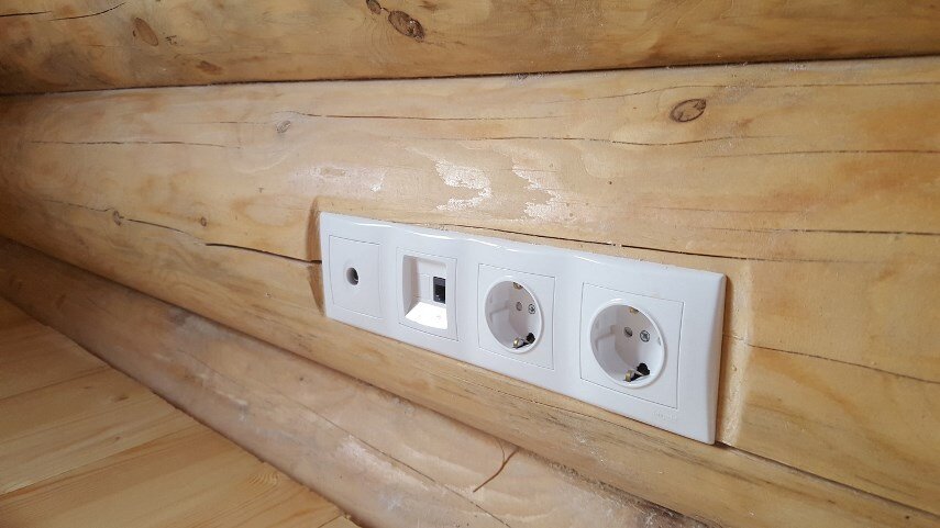 Реконструкция старого бревенчатого дома. Деревянный дом управление заменить. Поднятие старого деревянного дома. Поднятие старого деревянного дома. Нижний венец сруба.