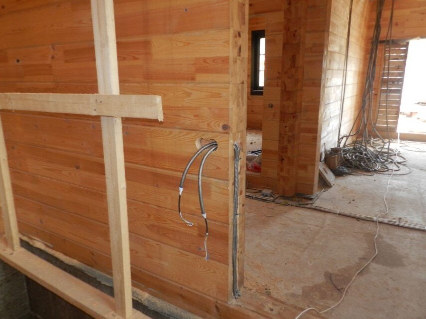 Прокладка проводов в деревянном доме. Электропроводка в деревянном доме. Электрика в бревенчатом доме. Электрика в частном деревянном доме. Какую проводку использовать в деревянном доме.