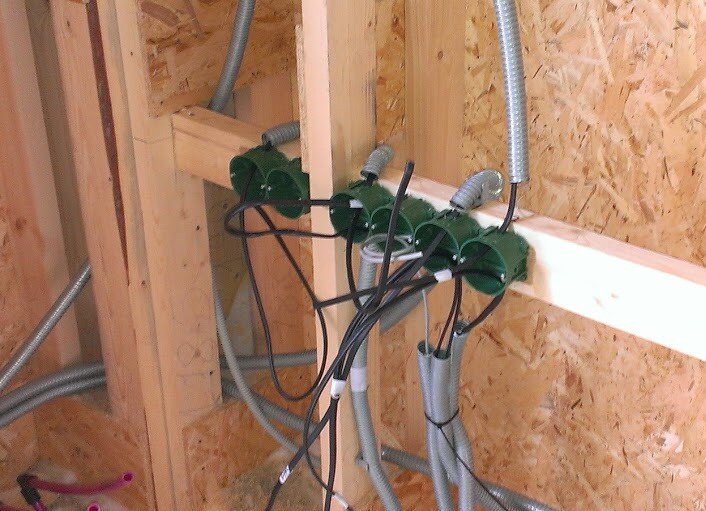 Монтаж электропроводки в срубе. Монтаж электропроводки в деревянном доме. Прокладка электропроводки в деревянной бане. Прокладка электрики в деревянном доме. Проводка гофрой в деревянном доме.