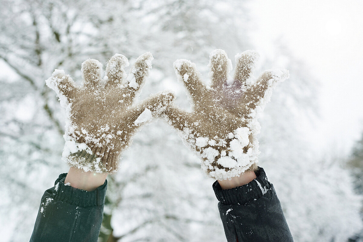 Почему мерзнут руки в тепле. Перчатки в снегу. Перчатка на снегу. Руки зимой.