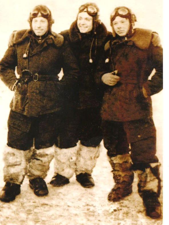   На фото: Коля Кадыков, А.Емельяшин, Женя Павлов. Экзамены, ноябрь 56.