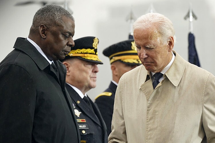    В США внезапно госпитализировали главу Пентагона Ллойда Остина. Вдруг оказалось, что Джо Байден не единственный старик в американском истеблишменте в высшей руководящей должности Фото: © Leigh Vogel — Pool via CNP / Consolidated News Photos / www.globallookpress.com