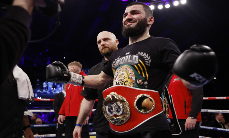    Артур Бетербиев отстоял титулы чемпиона мира WBC, WBO и IBF. Фото: Reuters