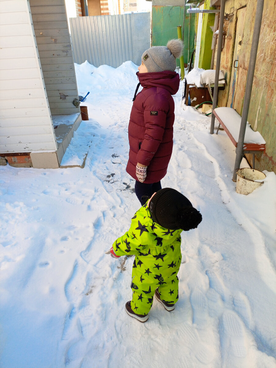 Смотрят, как у соседей с крыши падает снег 