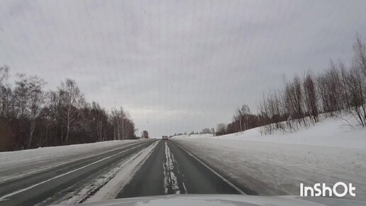 На зимней трассе в Новосибирской области. Серый январский день 2024 года. Березы, снег, ветер, асфальт.