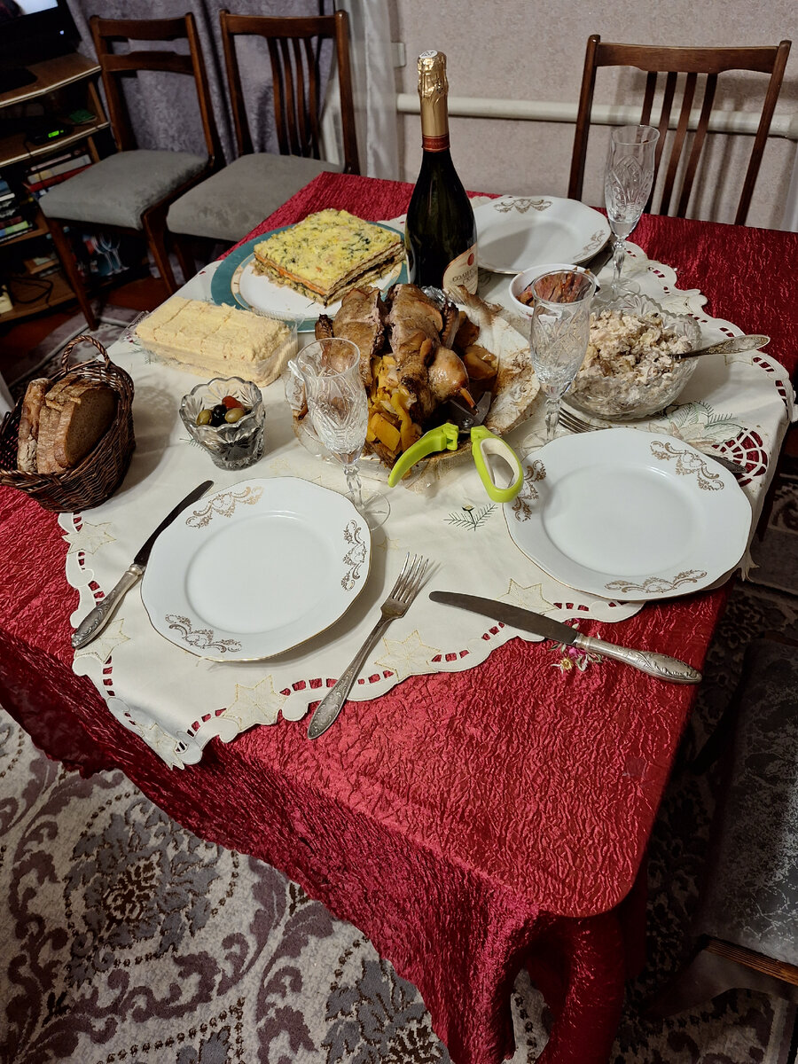 Наш скромный столик, утка в центре торжества с яблоками и тыквой