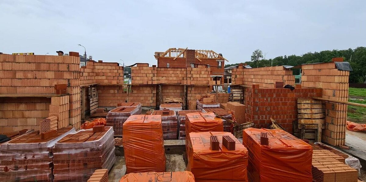 Поддоны с блоками на фундаменте. 