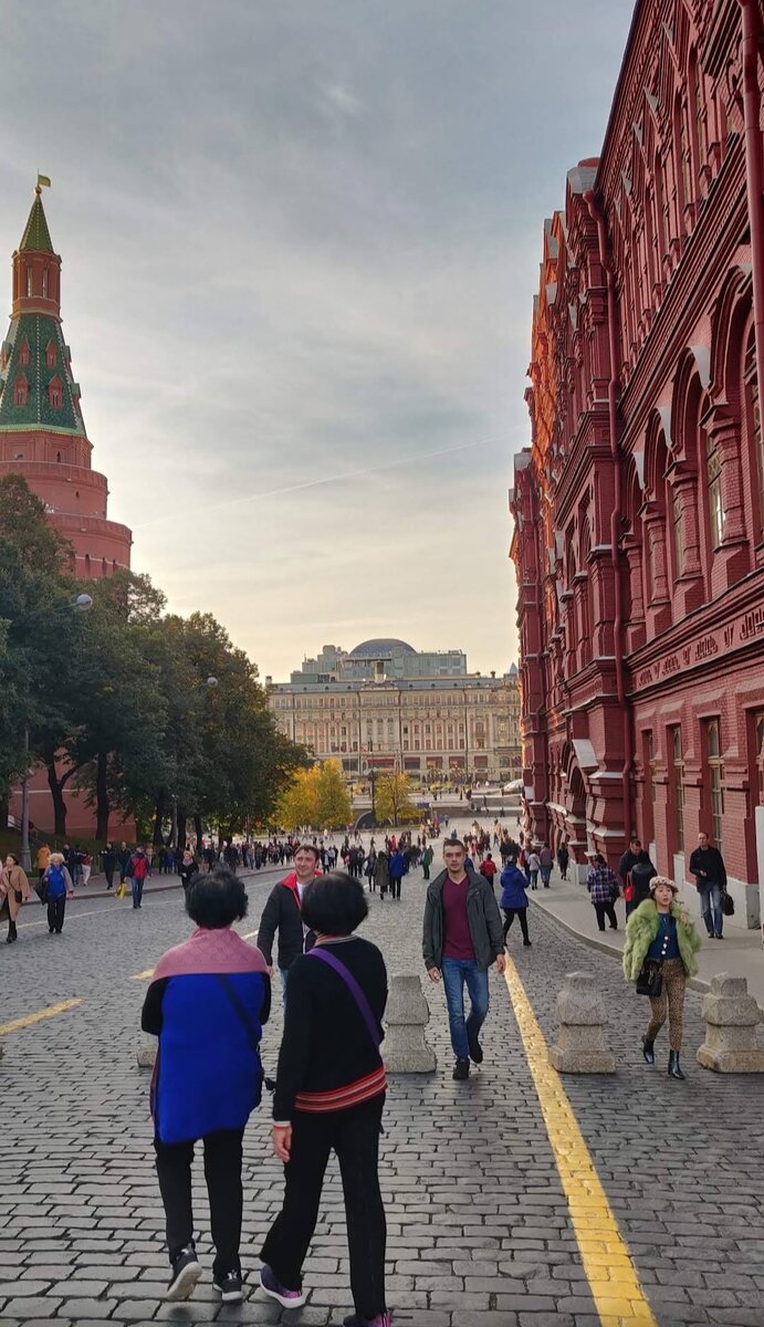 Идут на шопинг. Москва 🫶, Красная площадь.