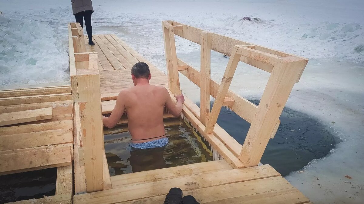     19 января людей по всей России ждет один из главных христианских праздников — Крещение. По традиции в этот день сотни нижегородцев отправятся в купели и проруби, чтобы совершить омовения. NewsNN узнал у врачей, как купание в морозы может повлиять на организм.