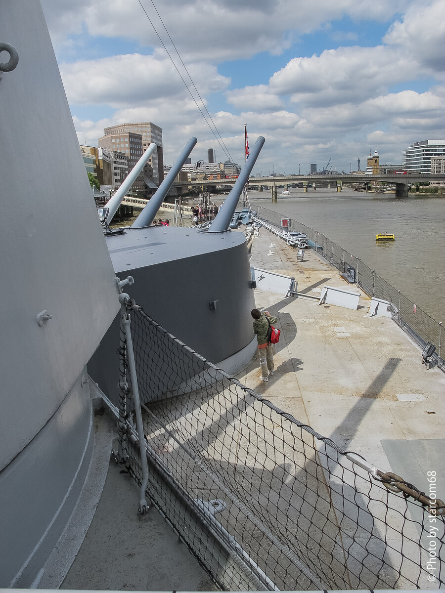 Поднимаемся по трапу выше и бросаем взгляд на бак и две башни главного калибра