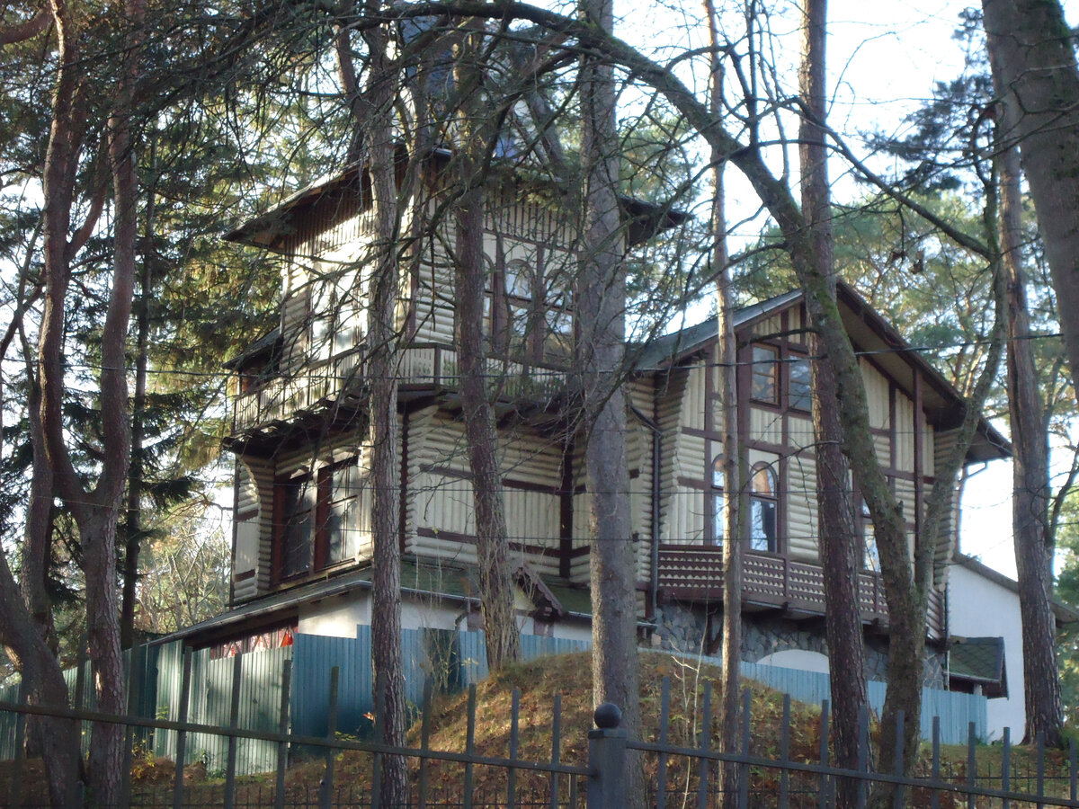 https://dzen.ru/a/ZaOlSrMmlmTV_-vAОхотничий домик в Светлогорске. Из архива автора.