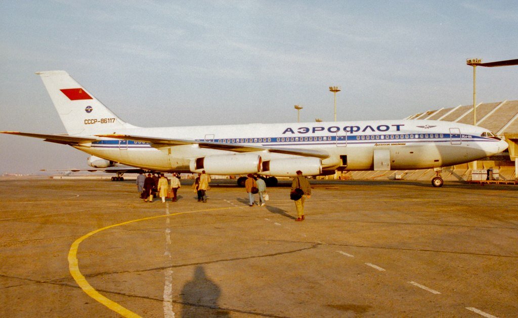 Ил-86 СССР-86117 на перроне ереванского аэропорта «Звартноц». Обратите внимание на эмблему «Армавиа» на киле и надпись «Армянские авиалинии» на борту. Автор фото: RedRipper24