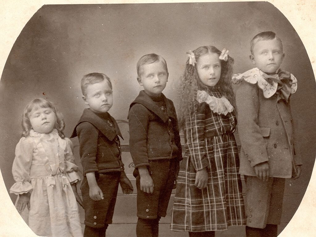 Фотографии мертвых людей как живых