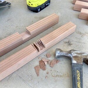 Разрежьте брус 50х50мм на две части примерно по 35см . Это будет основание подставки. И 4 части примерно по 40см. 4 ножки могут быть длиннее или короче в зависимости от ваших предпочтений