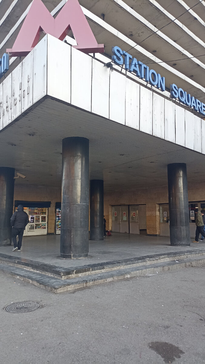 Станция метро Вокзальная площадь в Тбилиси выглядит современно, хотя, по сути, находится в транспортном центре города 