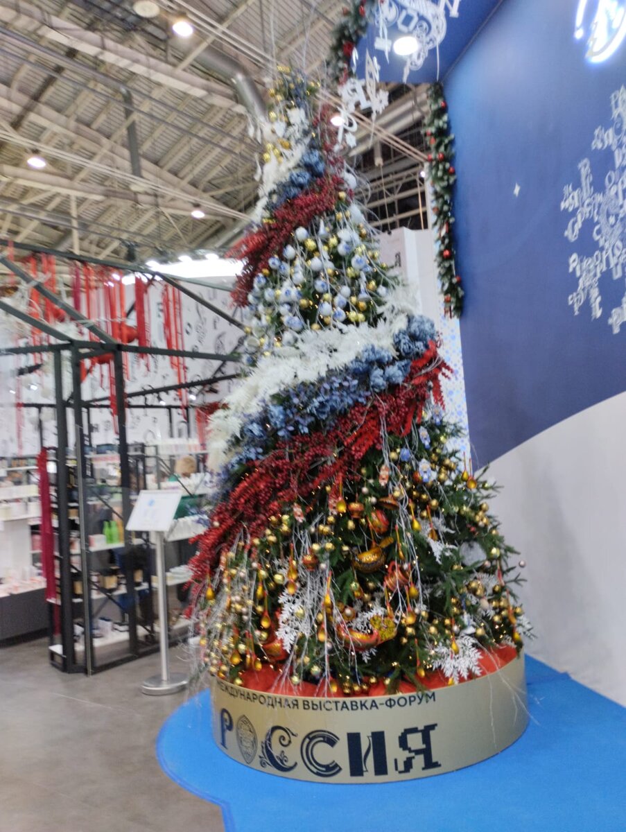 Это ёлка на выставке🌲