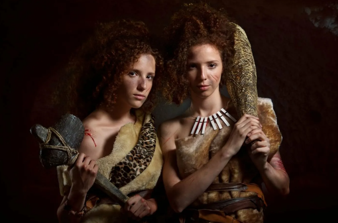 Первобытных наших девиц сейчас обычно изображают прикрытыми. Ну чтоб можно было бы и современному зрителю спокойно глядеть :)