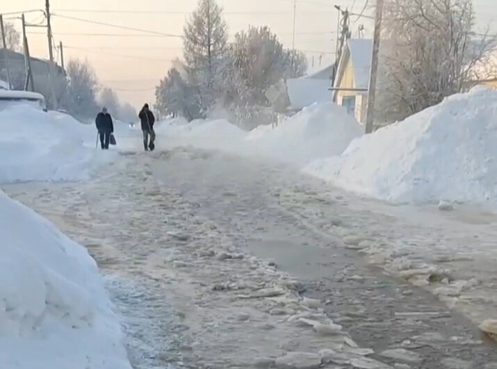    Жители Советского не могут выехать из гаражей после порыва на теплосетях