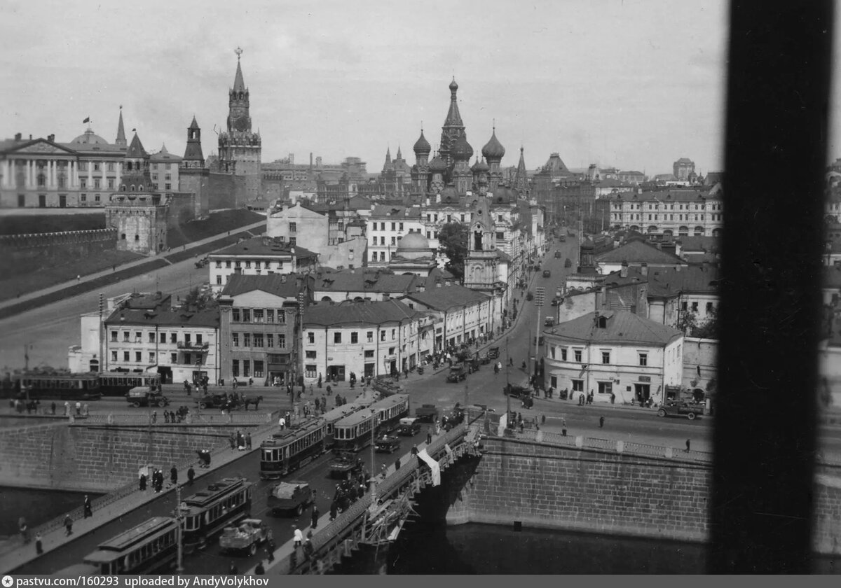 Так выглядела Москворецкая улица в 1935 году, то есть до реконструкции моста. Вид из дома на Раушской набережной напротив. Автор фото: Eirik Sundvor. С сайта www.pastvu.com.