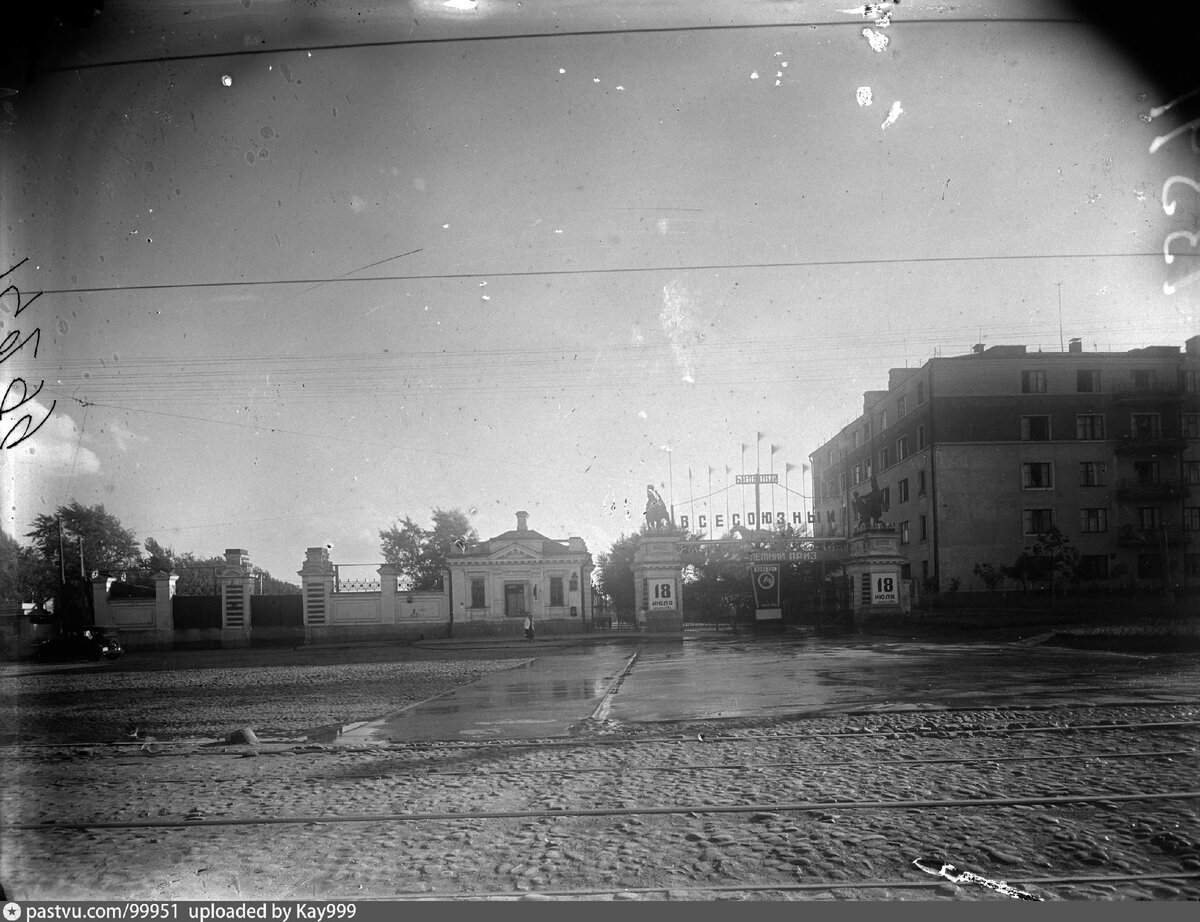 В то время, когда проектировали нынешнюю Замоскворецкую линию, въезд на Ипподром располагался на Ленинградском проспекте (тогда ещё шоссе). Где сейчас Беговая аллея. В наши дни слева от бывших ворот стоит "Ажурный" дом, а справа жилое здание на ножках. Фото 1935-1937 годов. С сайта www.pastvu.com.