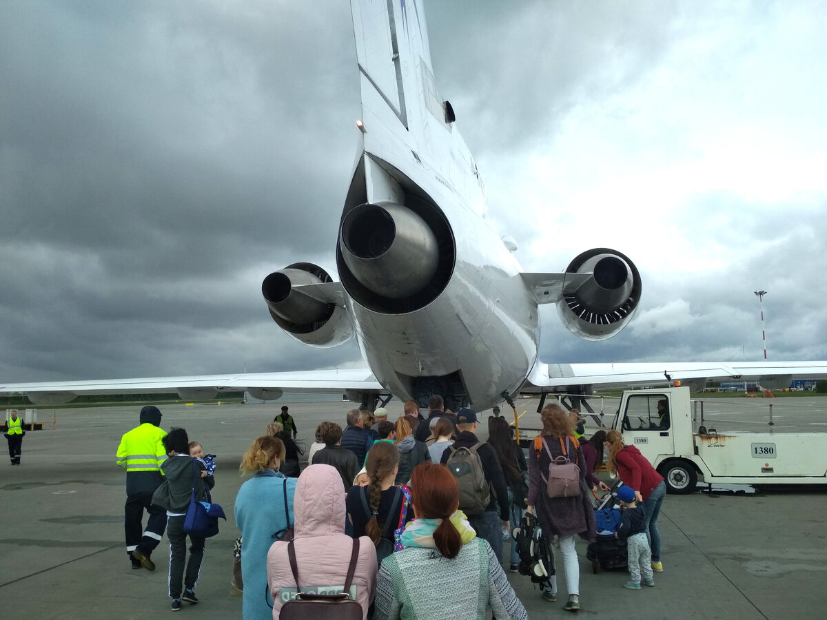 Старенький самолёт Ижавиа с загрузкой сзади- Як-42Д.