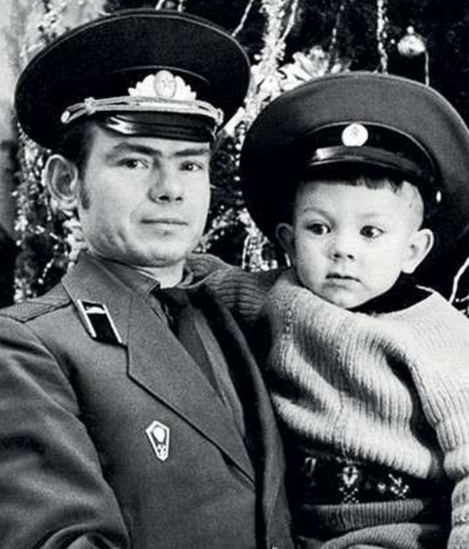 Андрей Федорцов в детстве с отцом
