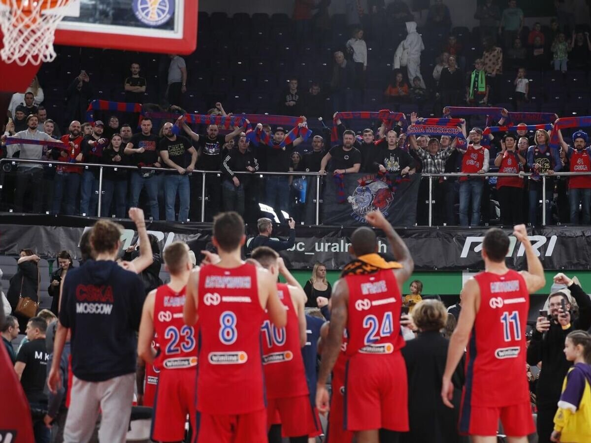    Баскетболисты и болельщики ЦСКА© Фото : Пресс-служба ПБК ЦСКА