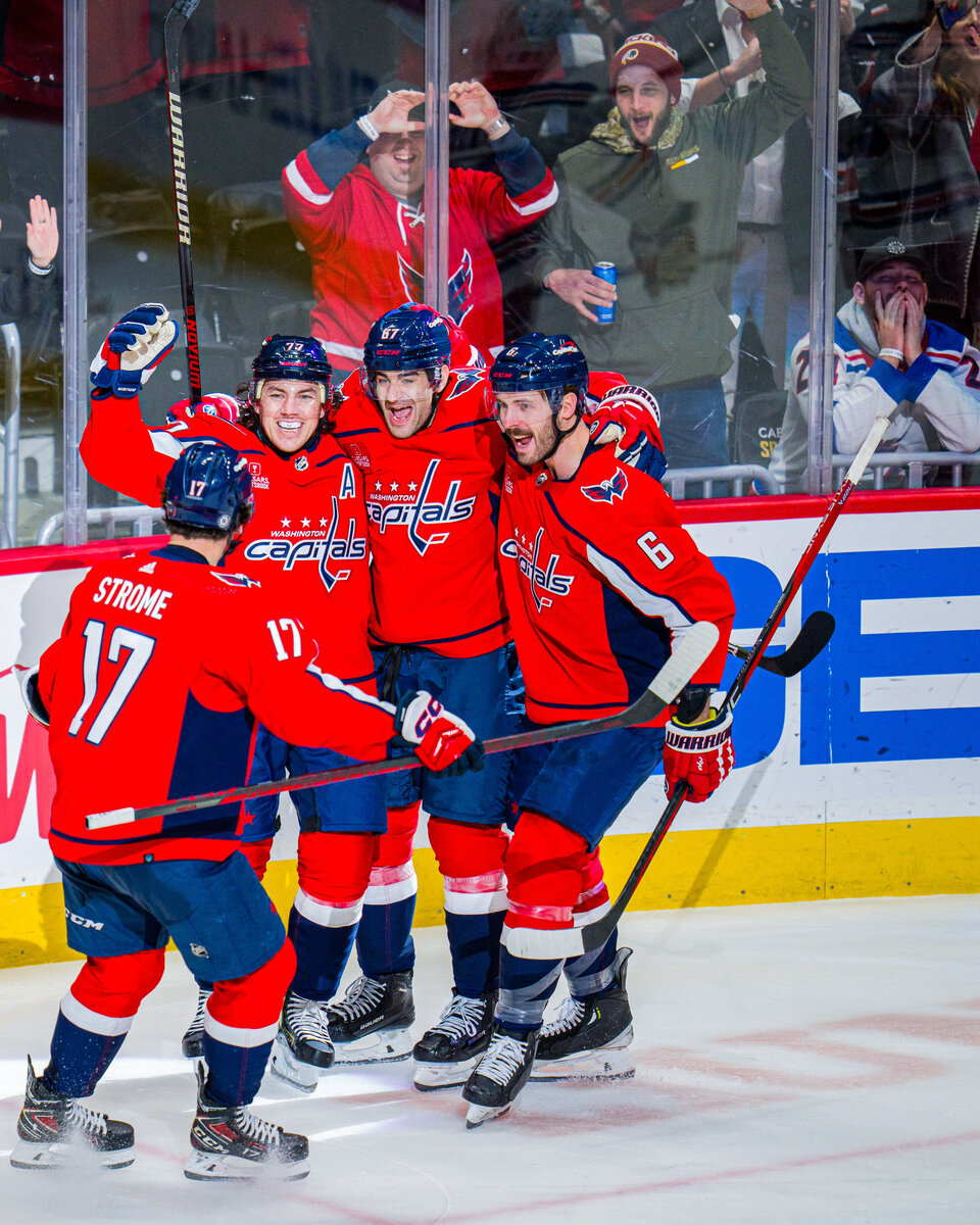 Ти Джей Оши (второй слева) сыграл в звене Александра Овечкина и забил победный гол, «Вашингтон»