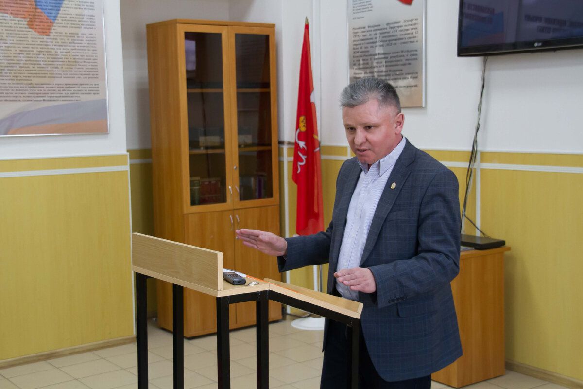 Сейчас мне самому интересно, что я мог пять лет назад показывать руками призывникам в тех самых Офицерских казармах?