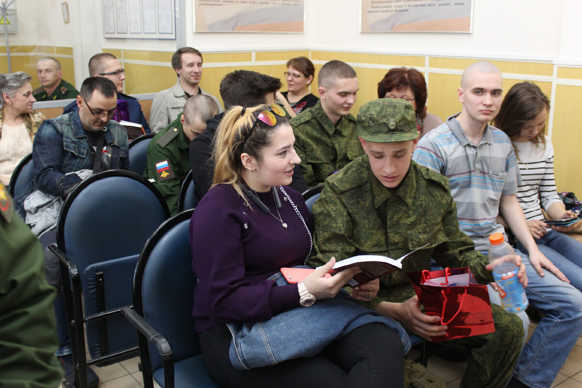 Парни (пацаны) давно отслужили и, надеюсь,  видят один и тот же прекрасный сон... :)