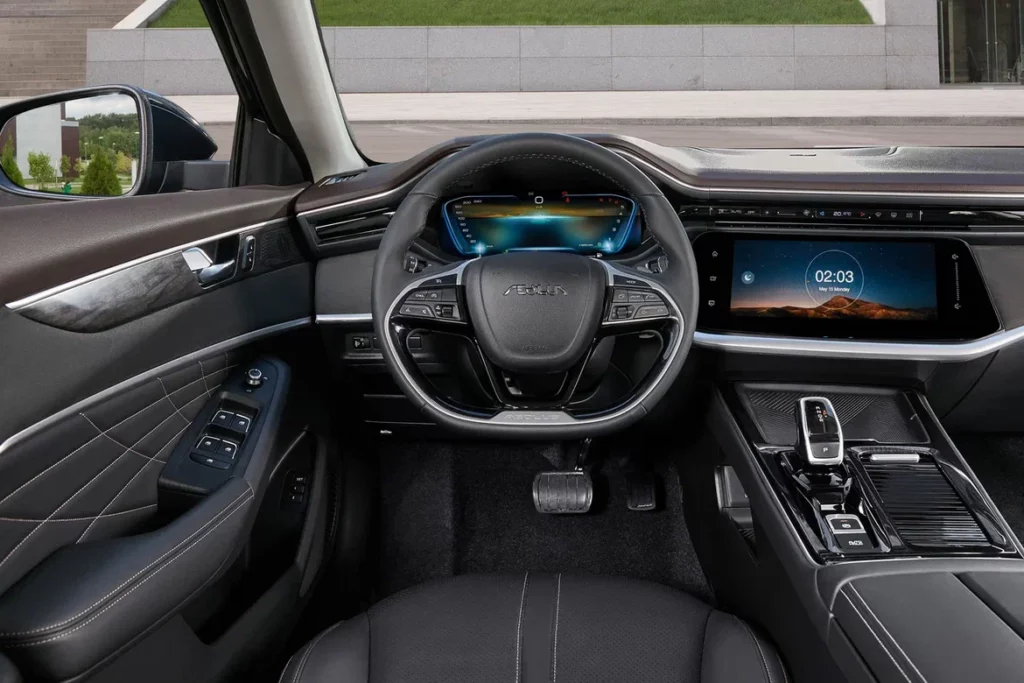 Место водителя в седане Dongfeng Aeolus Shine Max 