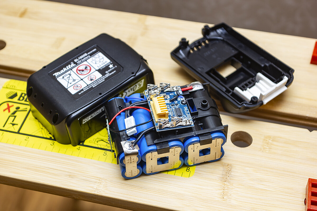 Внутренности аккумулятора псевдо-"Makita". (Источник: фото автора)