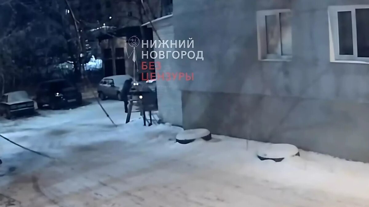     В Арзамасе замечена группа молодых людей, которые сливают бензин из автомобилей местных жителей. Видео опубликовано в Telegram-канале «Нижний Новгород. Без цензуры».