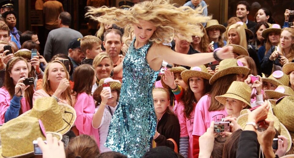 Тейлор Свифт с фанатами в 2009 году📷 