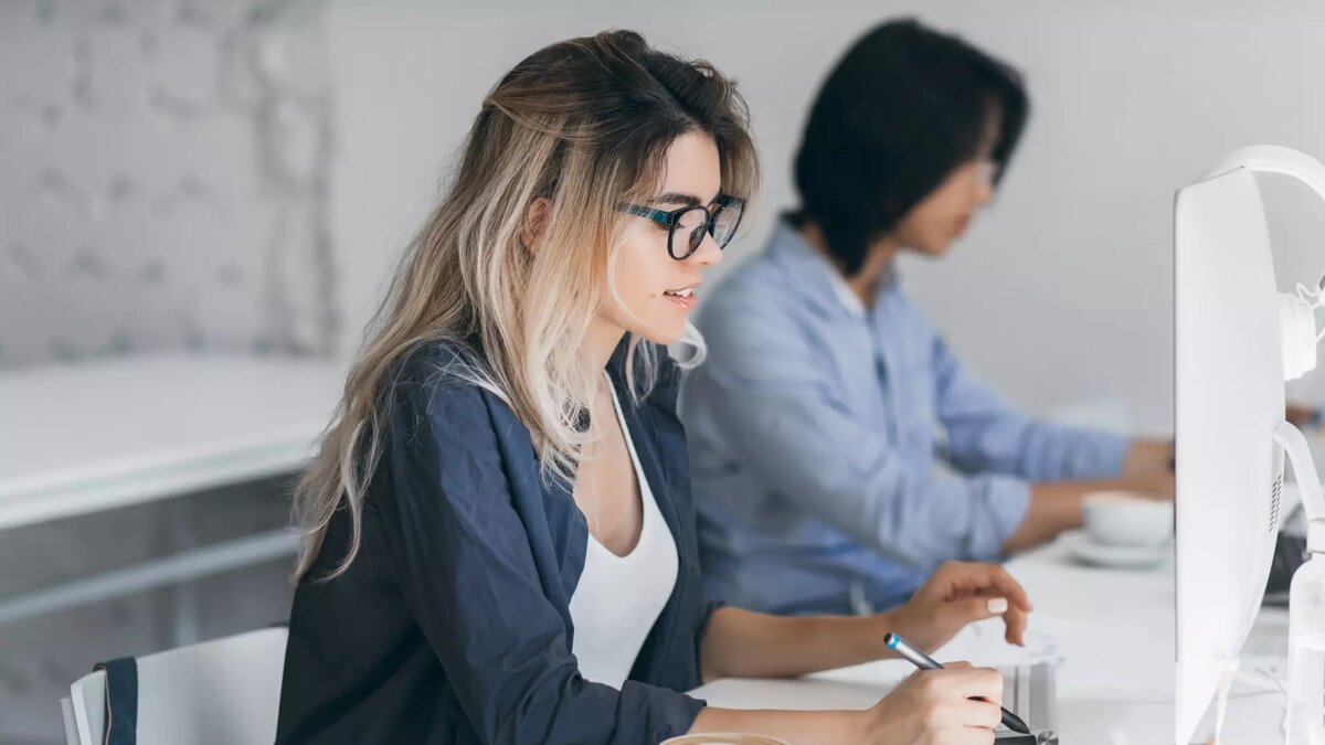     Работодатели и соискатели в Ростове уверены, что красивым людям легче найти работу, следует из исследования Superjob.