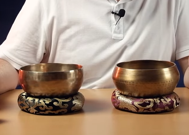 Кована (слева) и литая (справа) поющие чаши. 