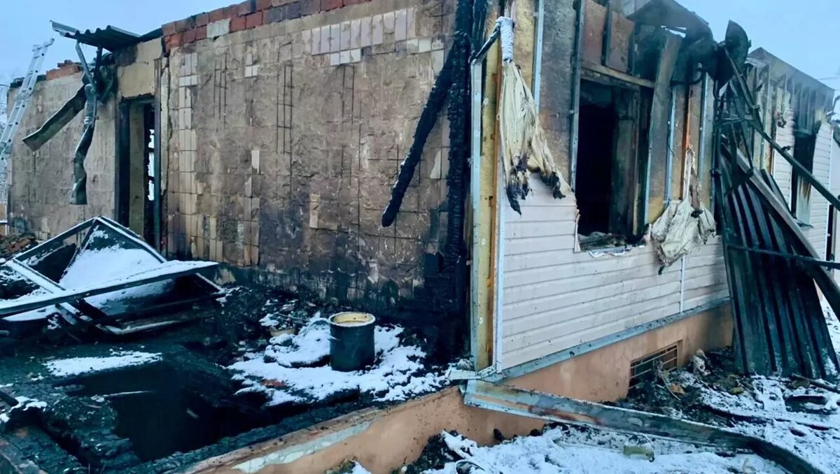     Пенсионерка из Москвы переехала в загородный дом своей подруги в Серпухове. Чтобы согреться, она включила электрическое покрывало и заснула, но вскоре проснулась из-за запаха гари.
