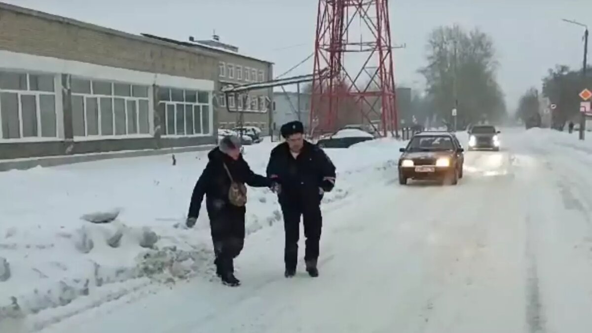 В Богдановиче автоинспекторы помогли упавшей на дороге пенсионерке |  Новости Тагила TagilCity.ru | Дзен