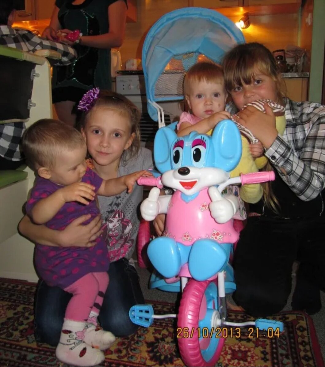 Ульяне подарили велосипед. Она с сестрёнками.