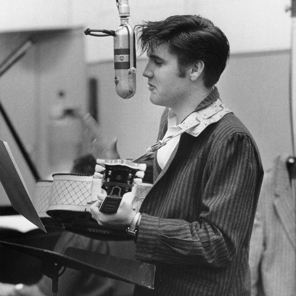 Элвис Пресли в студии.