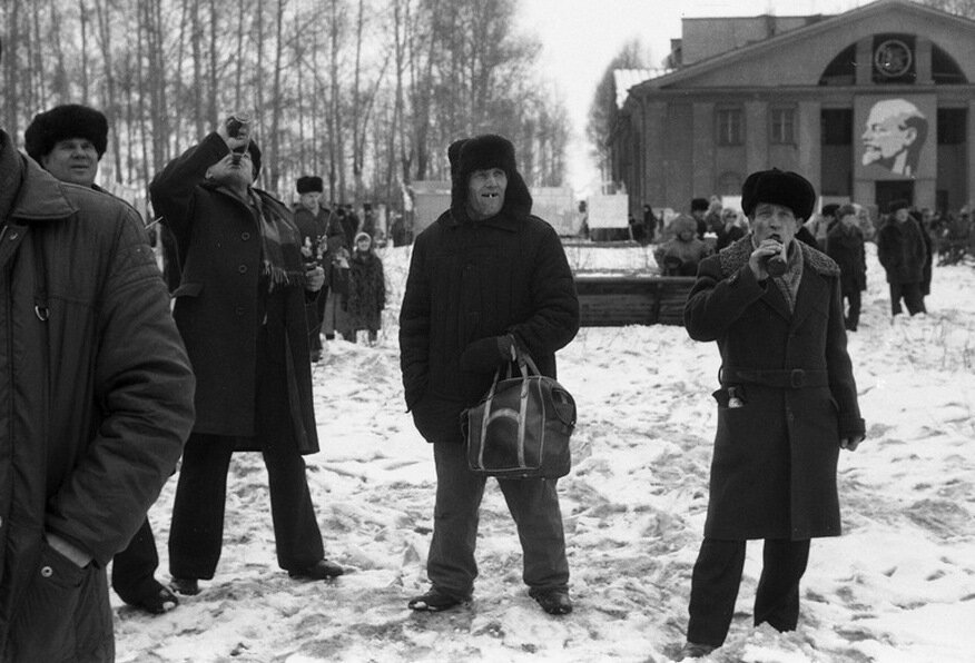 Типичные советские граждане во время массовых гуляний