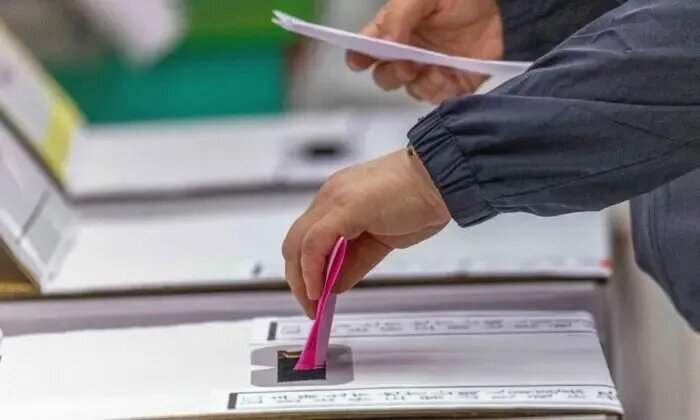 Мужчина голосует на местных выборах на фоне напряжённости в отношениях с Китаем в городе Нью-Тайбэй, Тайвань, 26 ноября 2022 года. (Annabelle Chih/Getty Images)