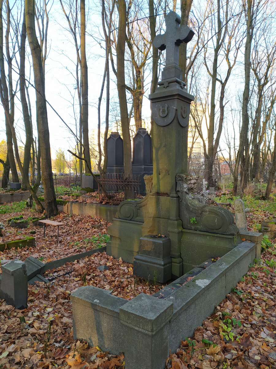 Таким я увидела это надгробие в октябре 2021 года. Увидела издалека и долго вокруг него ходила. Все надеялась, что где-то на камне будет хоть что-то, что поможет определить, кому и когда оно было установлено.