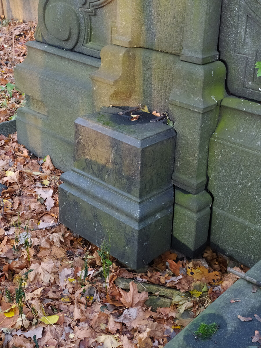 Проваленная земля перед памятником - следы вскрытия могилы. На постаменте - следы крепления бронзовых деталей. И ни одной надписи нигде.