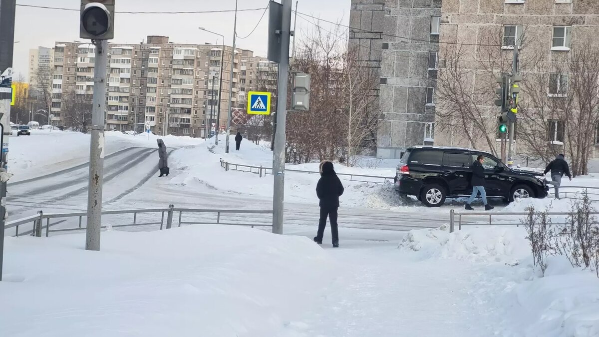 В Нижнем Тагиле водитель снес светофор и забор. Он скрылся с места аварии |  Новости Тагила TagilCity.ru | Дзен